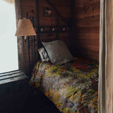 Set de ropa de cama con manta terapéutica y flores amarillas