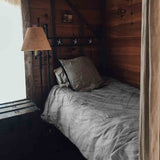 Set de ropa de cama con mantas terapéuticas y hojas de palma grises