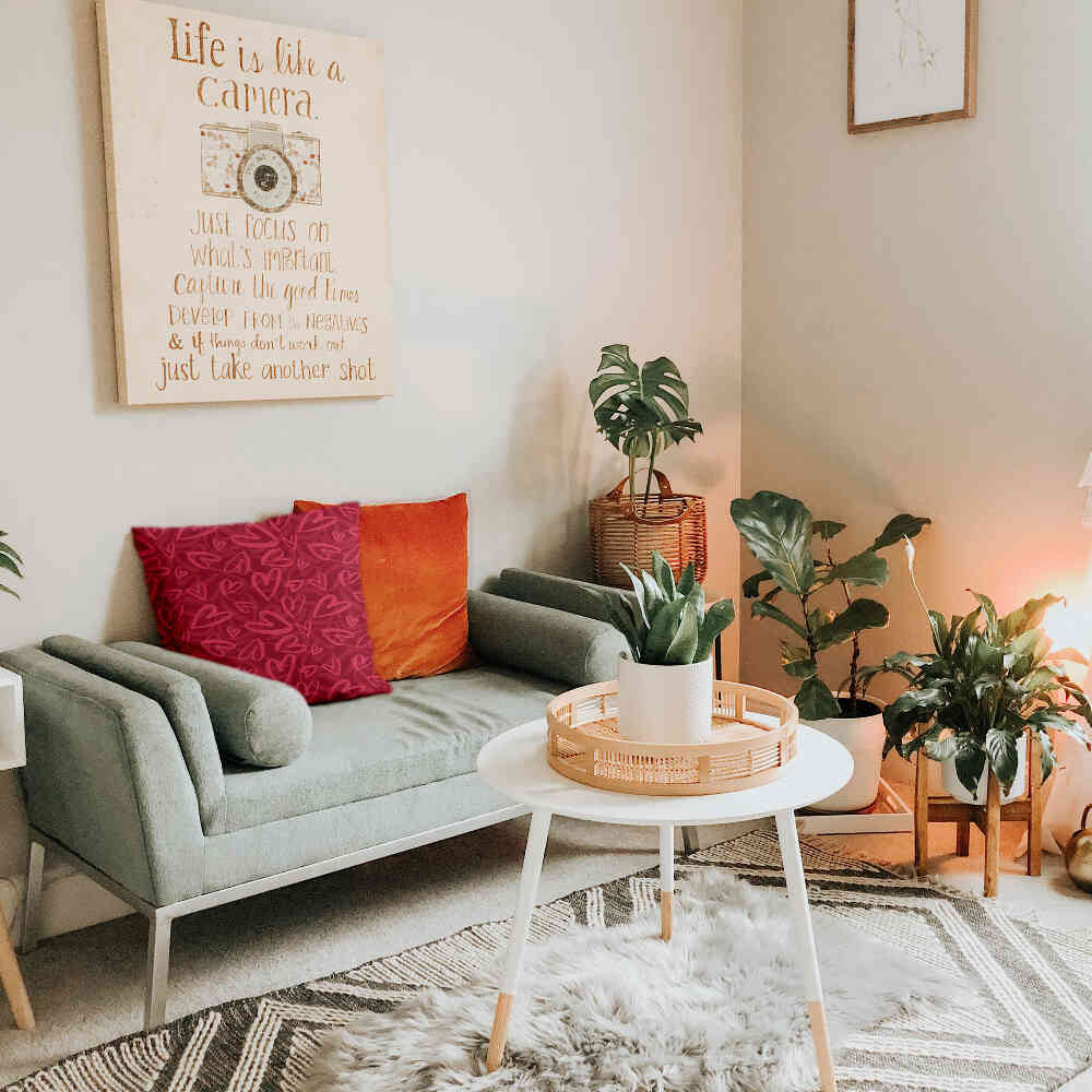 Almohada de salud roja con motivo de corazón rosa