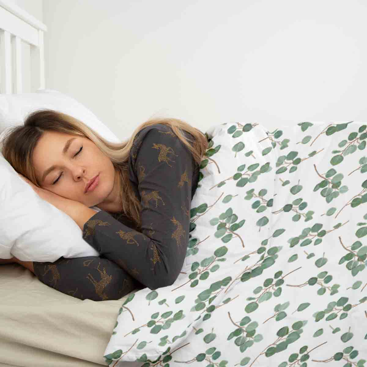Juego de ropa de cama con mantas terapéuticas blancas con ramas de eucalipto