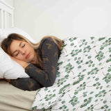 Juego de ropa de cama con mantas terapéuticas blancas con ramas de eucalipto