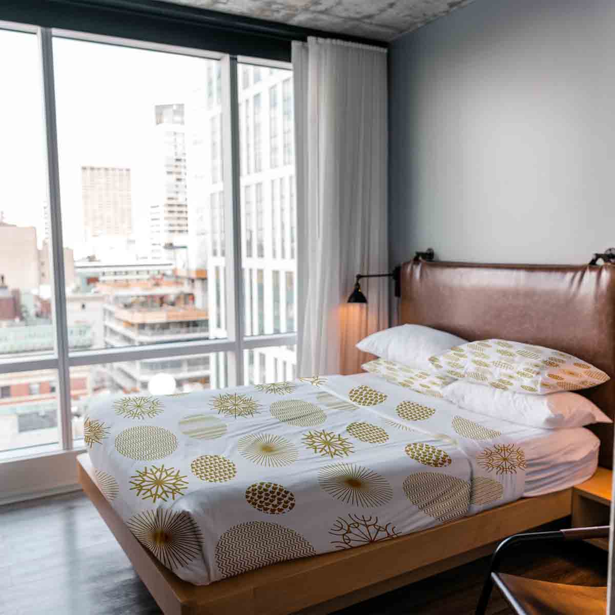 Set de ropa de cama con manta terapéutica y adorno navideño dorado