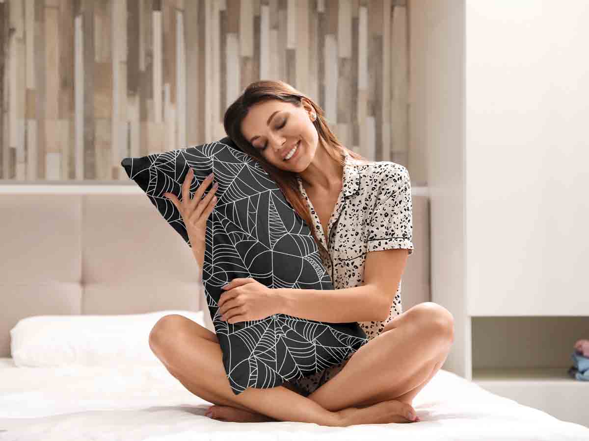 Almohada de salud negra con telaraña