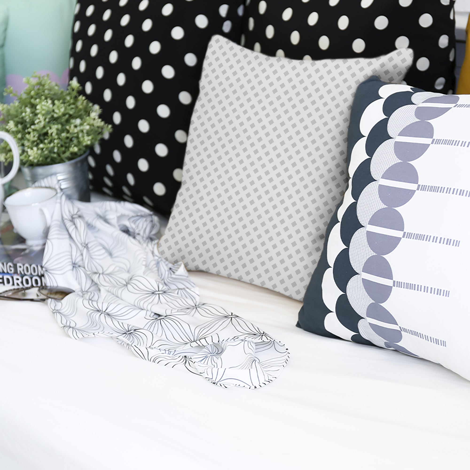 Almohada de salud blanca con delicados cuadros
