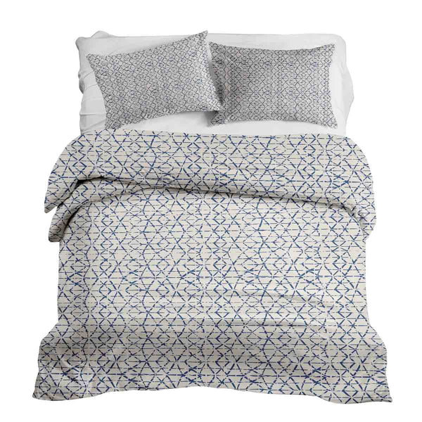 Set de ropa de cama con mantas terapéuticas blancas con delicadas formas azules