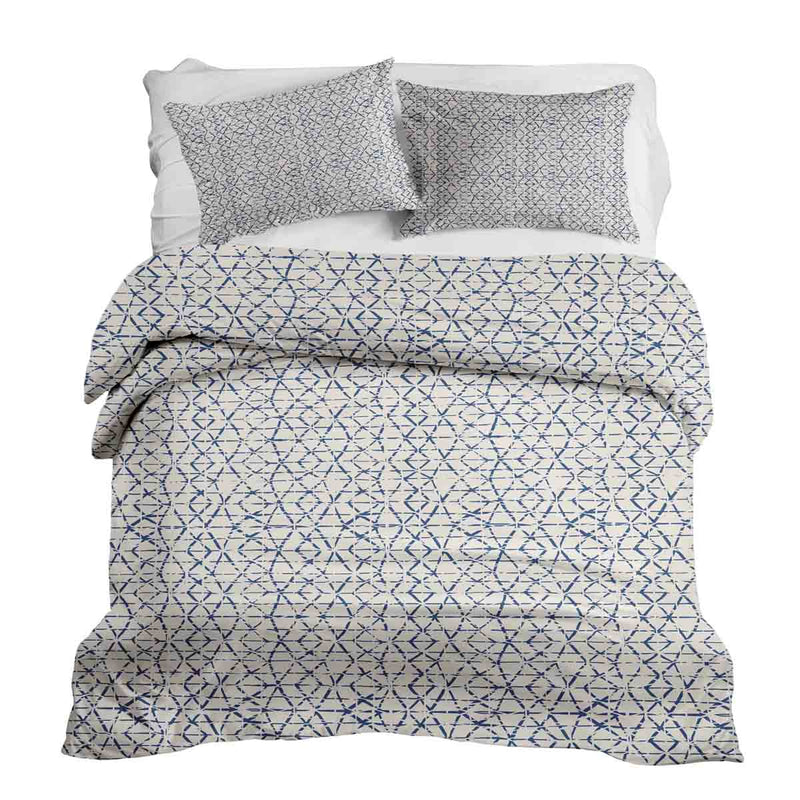 Set de ropa de cama con mantas terapéuticas blancas con delicadas formas azules