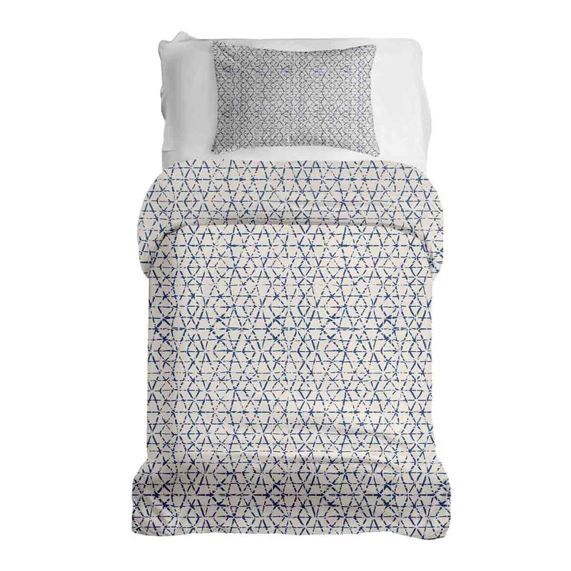 Set de ropa de cama con mantas terapéuticas blancas con delicadas formas azules