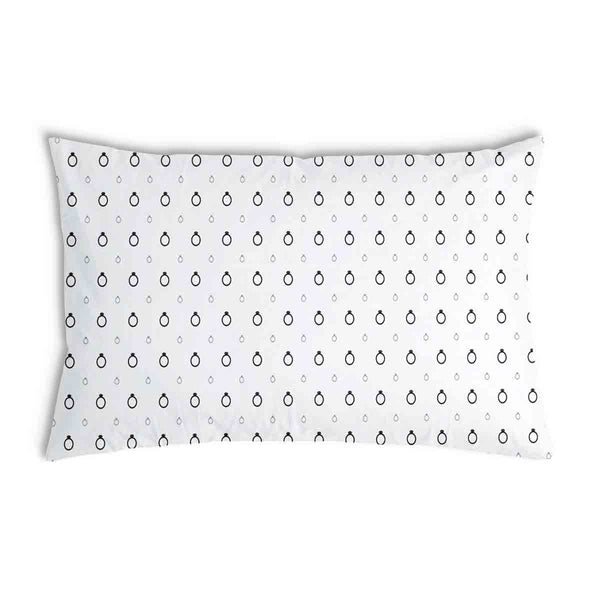 Almohada de salud blanca con anillos de compromiso