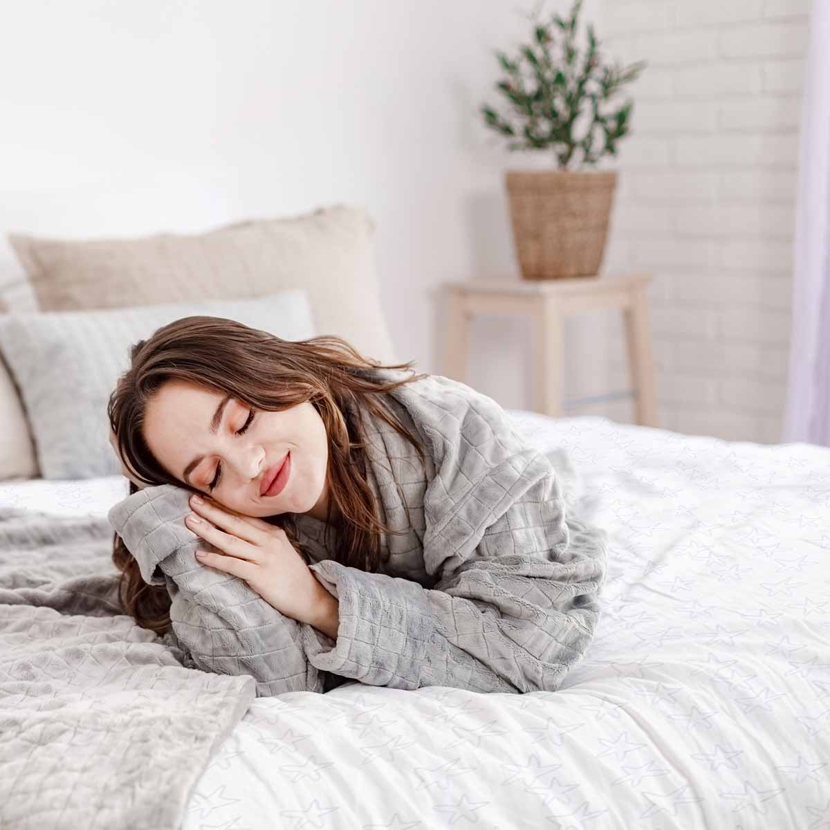 Juego de ropa de cama con mantas terapéuticas blancas con delicadas estrellas
