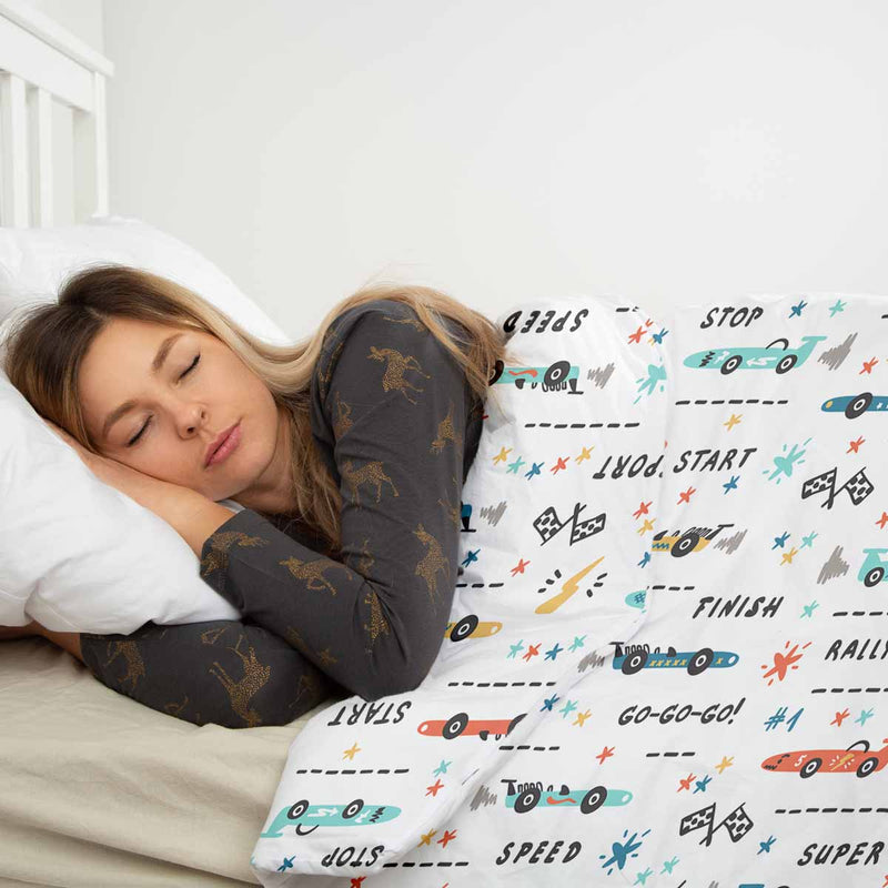 Juego de ropa de cama con manta terapéutica blanca con coches de carreras