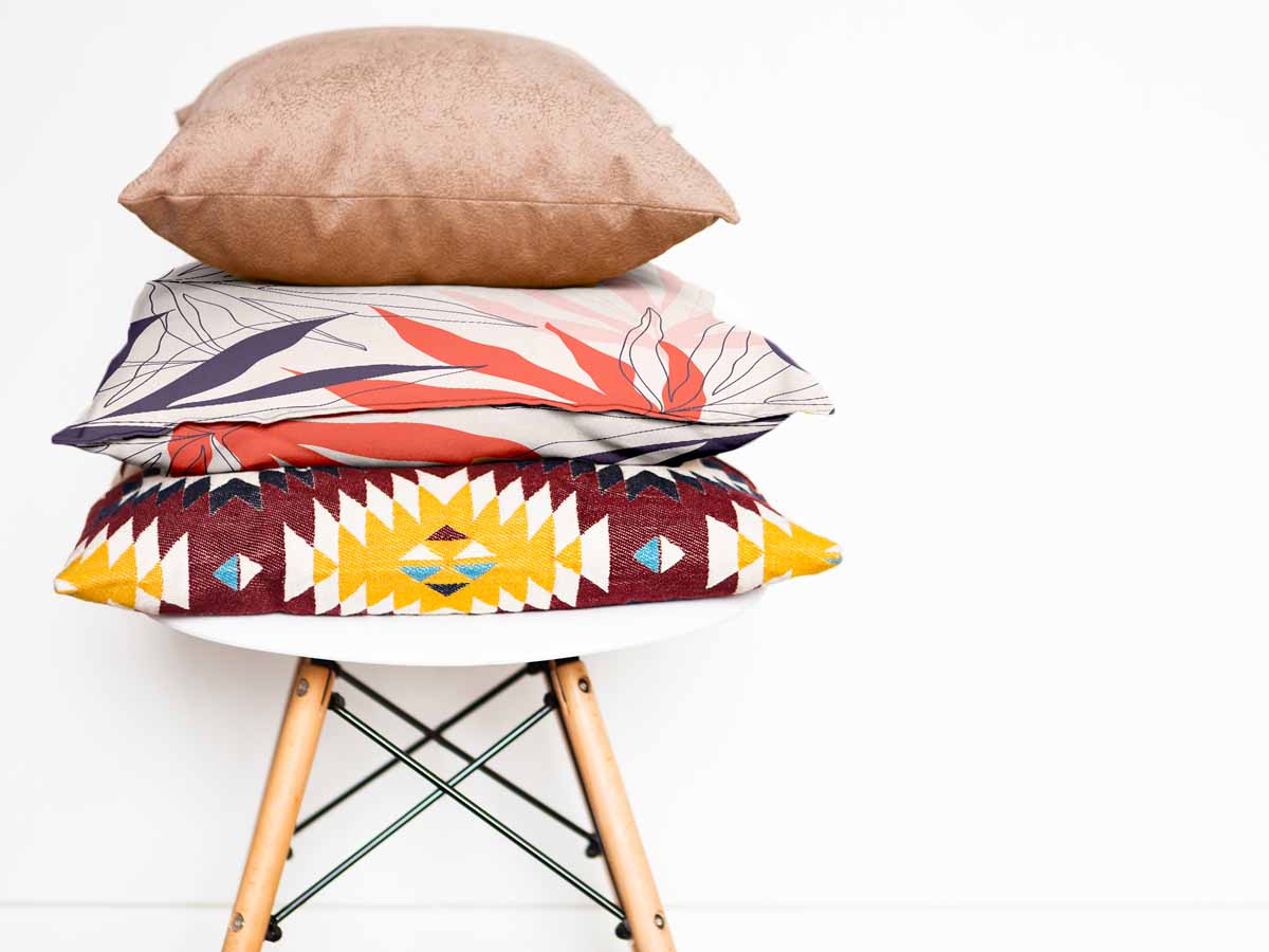 Almohada de salud beige con hojas de colores