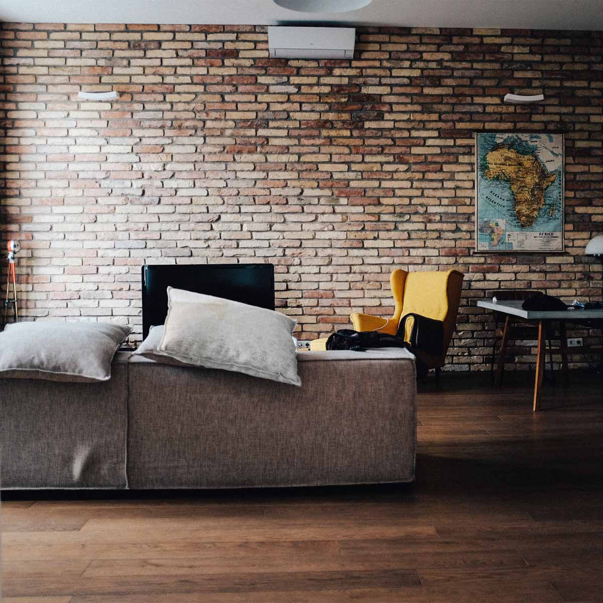 Almohada de salud gris con patrón blanco