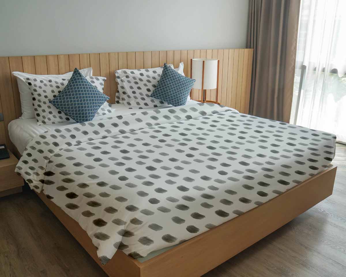 Juego de ropa de cama con manta terapéutica blanca con motas grises