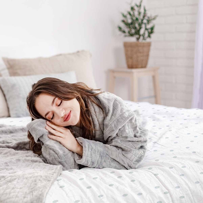 Juego de ropa de cama con manta terapéutica blanca con puntos grises