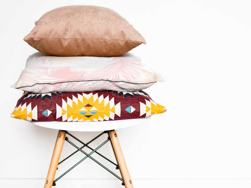 Almohada de salud blanca con plumas rosas