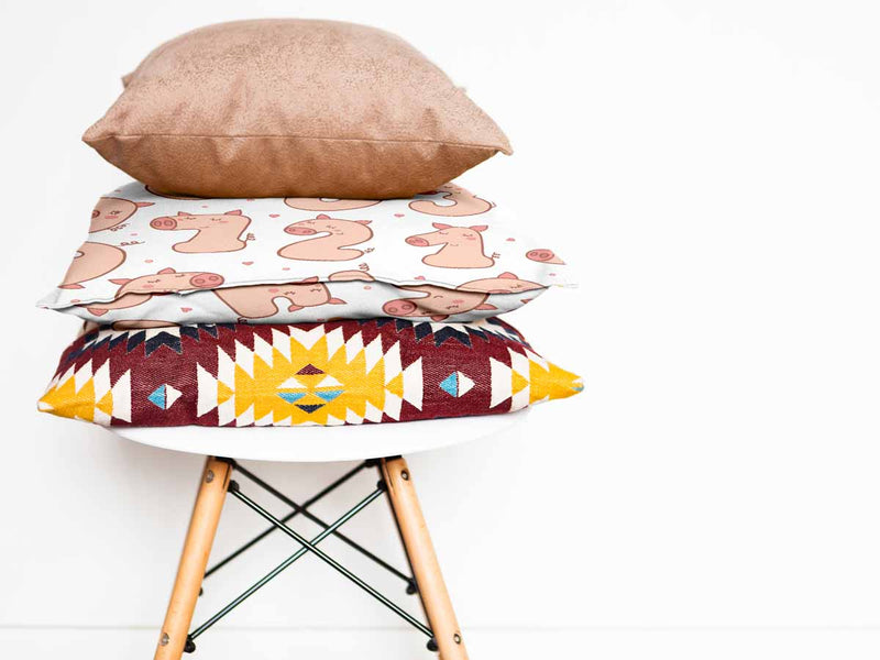 Almohada de salud blanca con números y cerdos