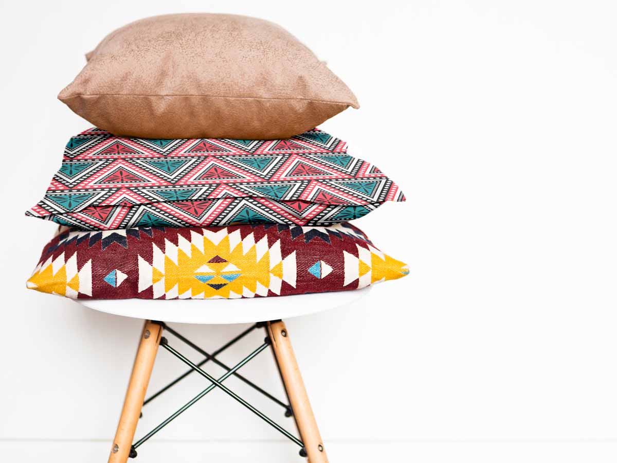 Almohada de salud con triángulos de colores