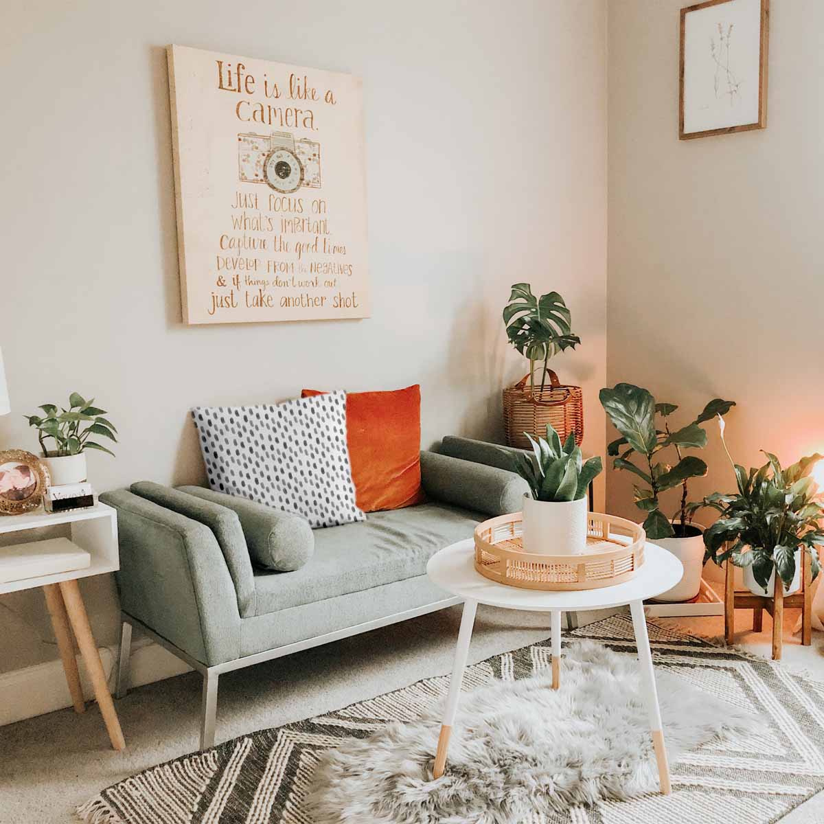 Almohada de salud blanca con manchas grises