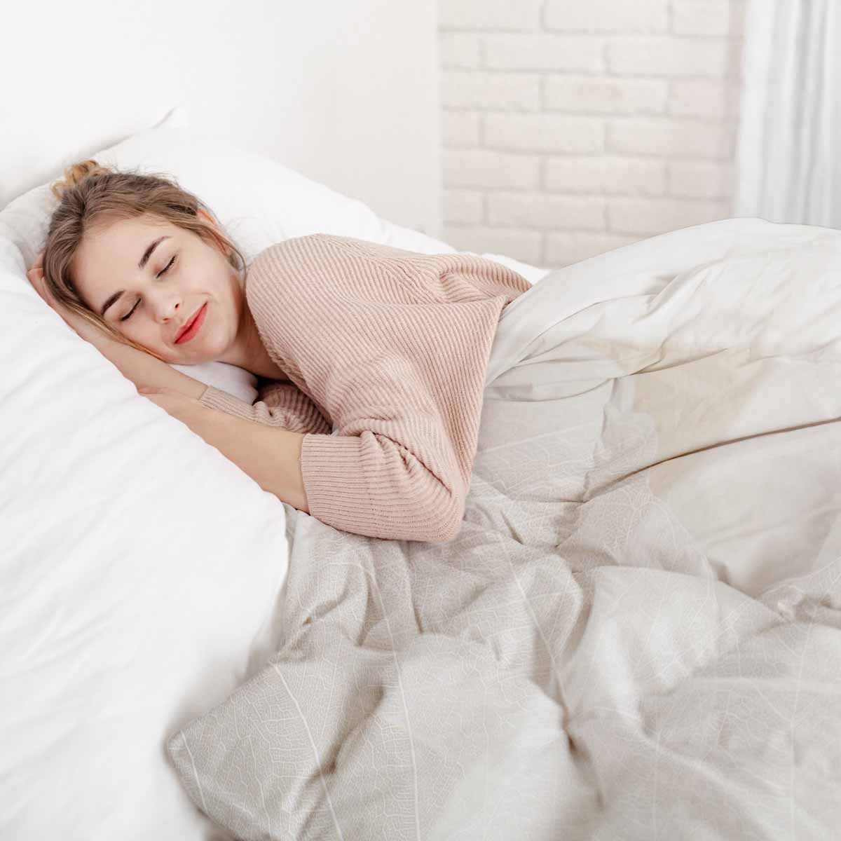 Set de ropa de cama con manta terapéutica gris con patrón blanco