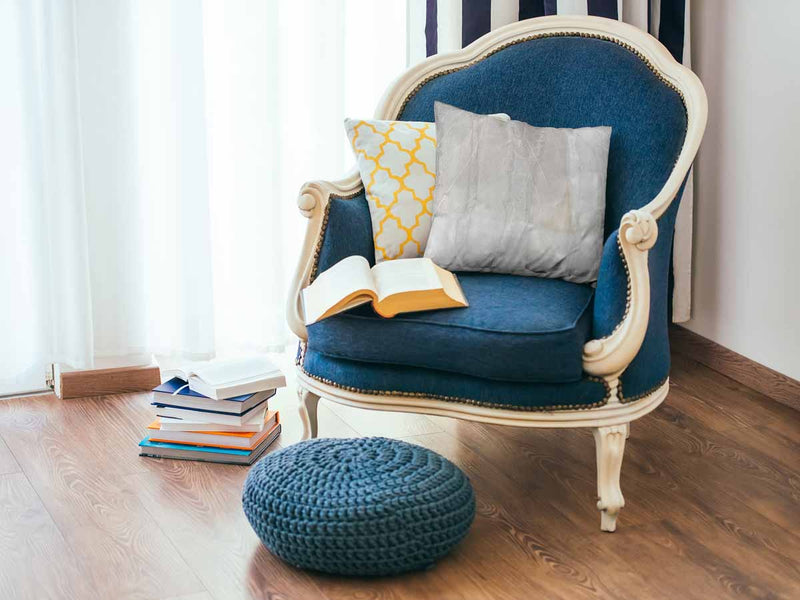 Almohada de salud gris con patrón blanco