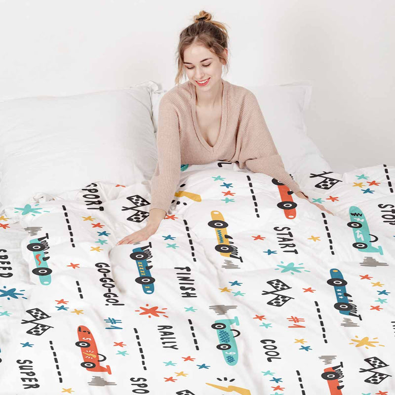 Juego de ropa de cama con manta terapéutica blanca con coches de carreras