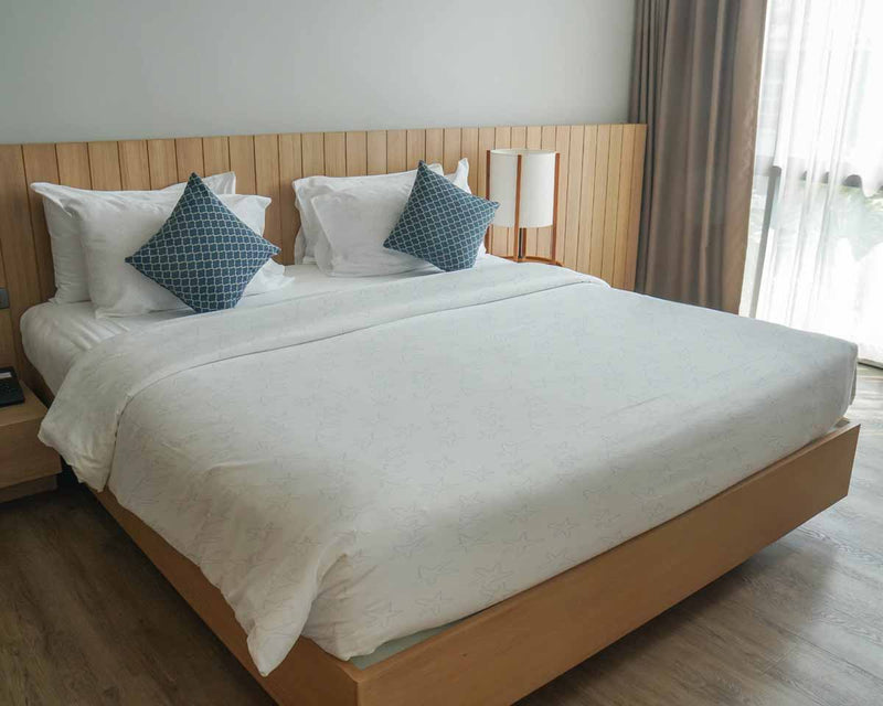 Set de ropa de cama con mantas terapéuticas blancas con delicadas estrellas