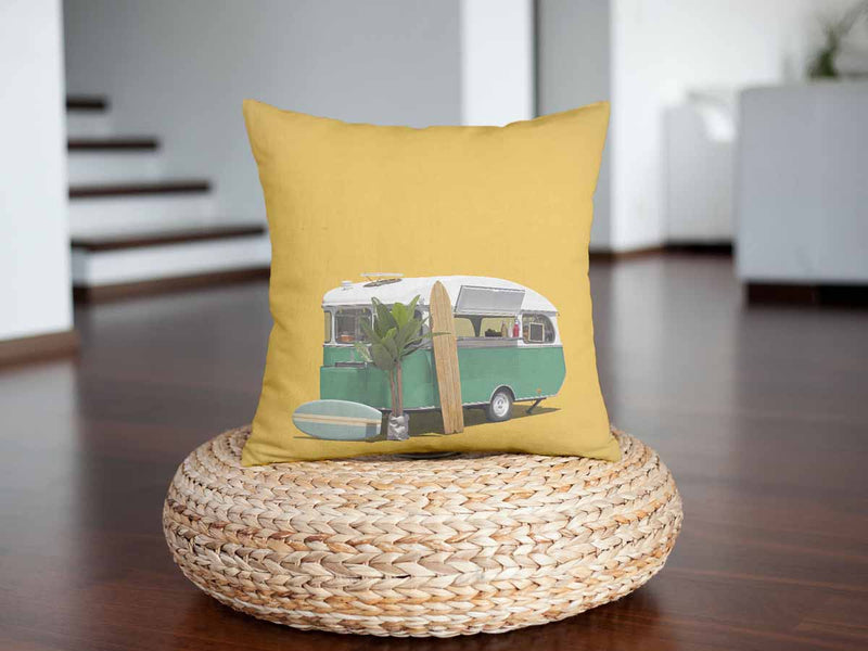 Almohada de salud amarilla con autobús