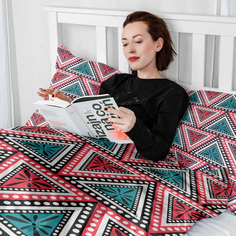 Set de ropa de cama con mantas terapéuticas y triángulos coloridos