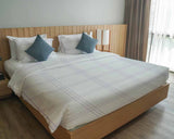 Set de ropa de cama con mantas terapéuticas blanco con rayas moradas