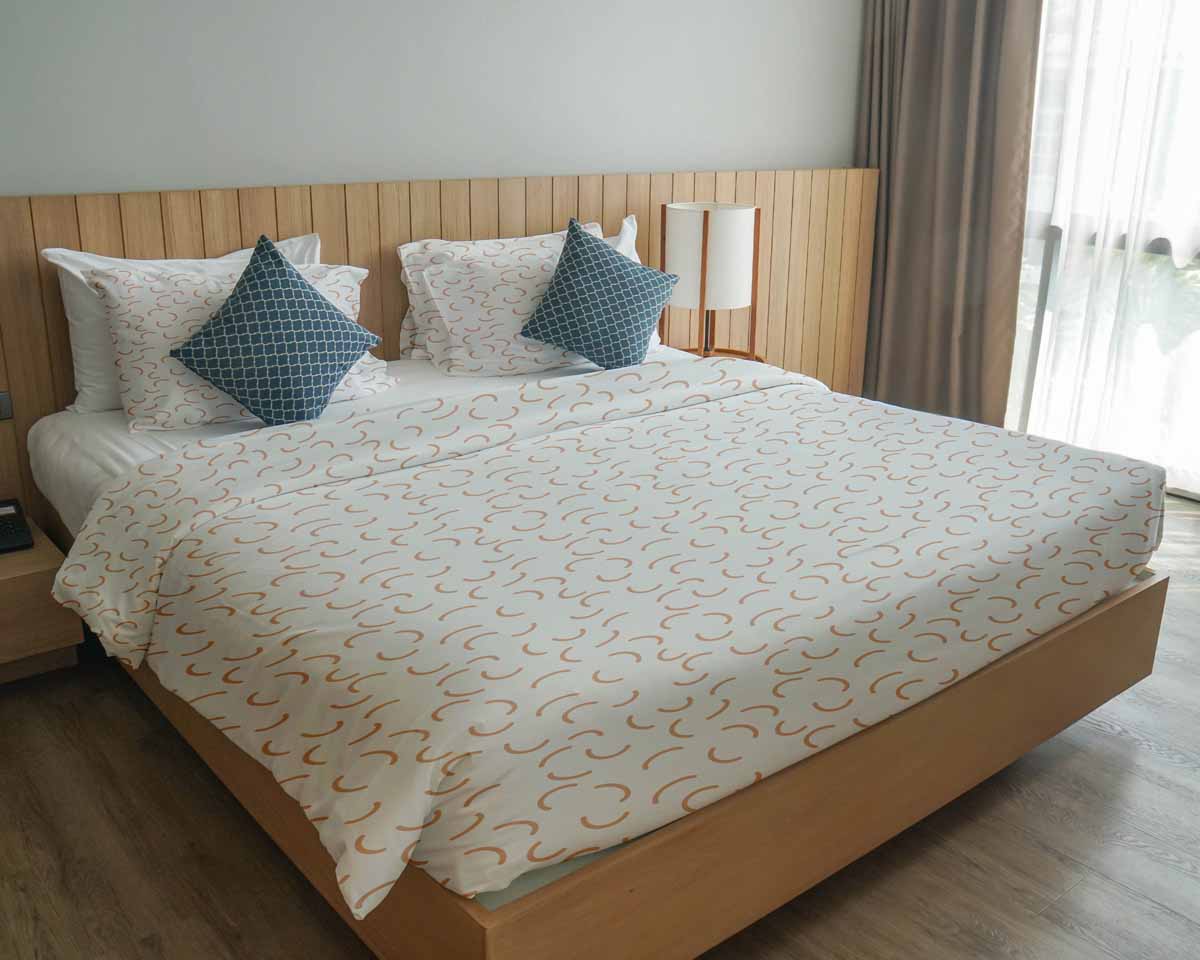 Juego de ropa de cama con mantas terapéuticas blancas con semicírculos