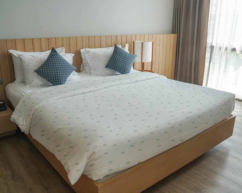 Juego de ropa de cama con manta terapéutica blanca con puntos grises