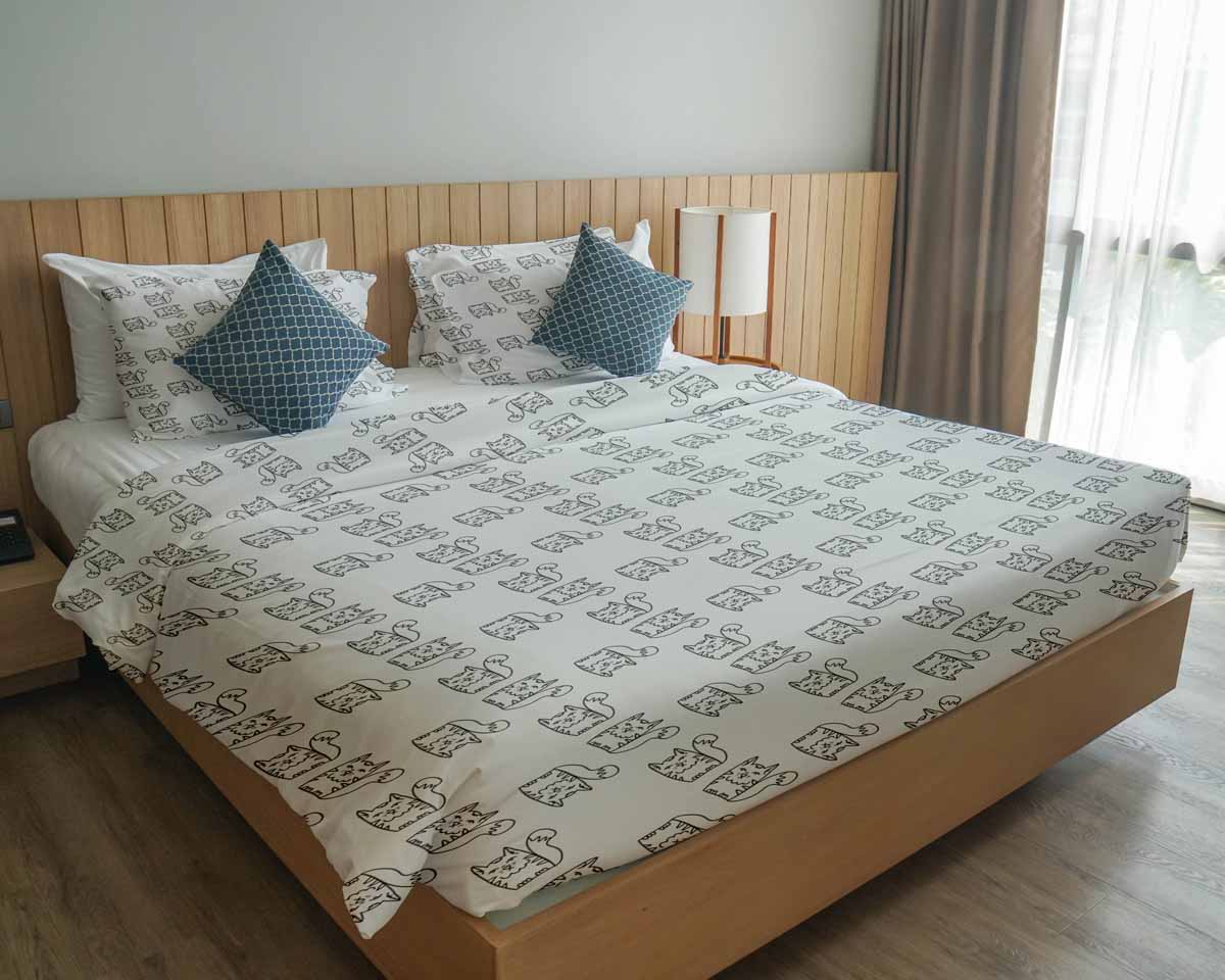 Set de ropa de cama para terapia blanca con gato