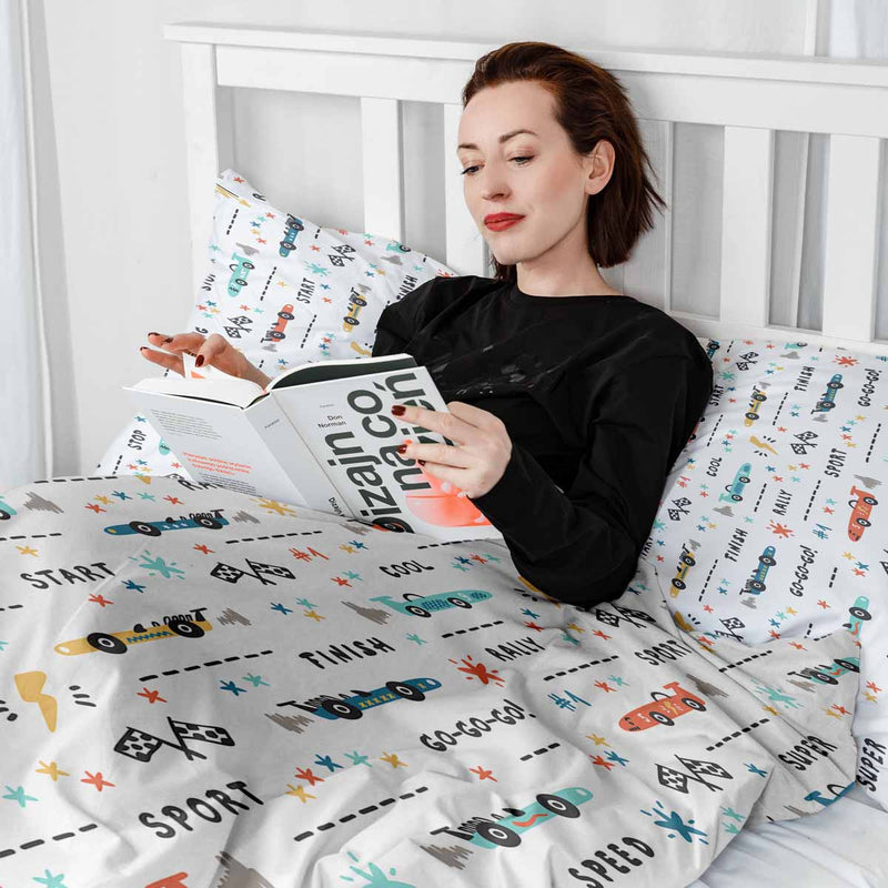 Juego de ropa de cama con manta terapéutica blanca con coches de carreras
