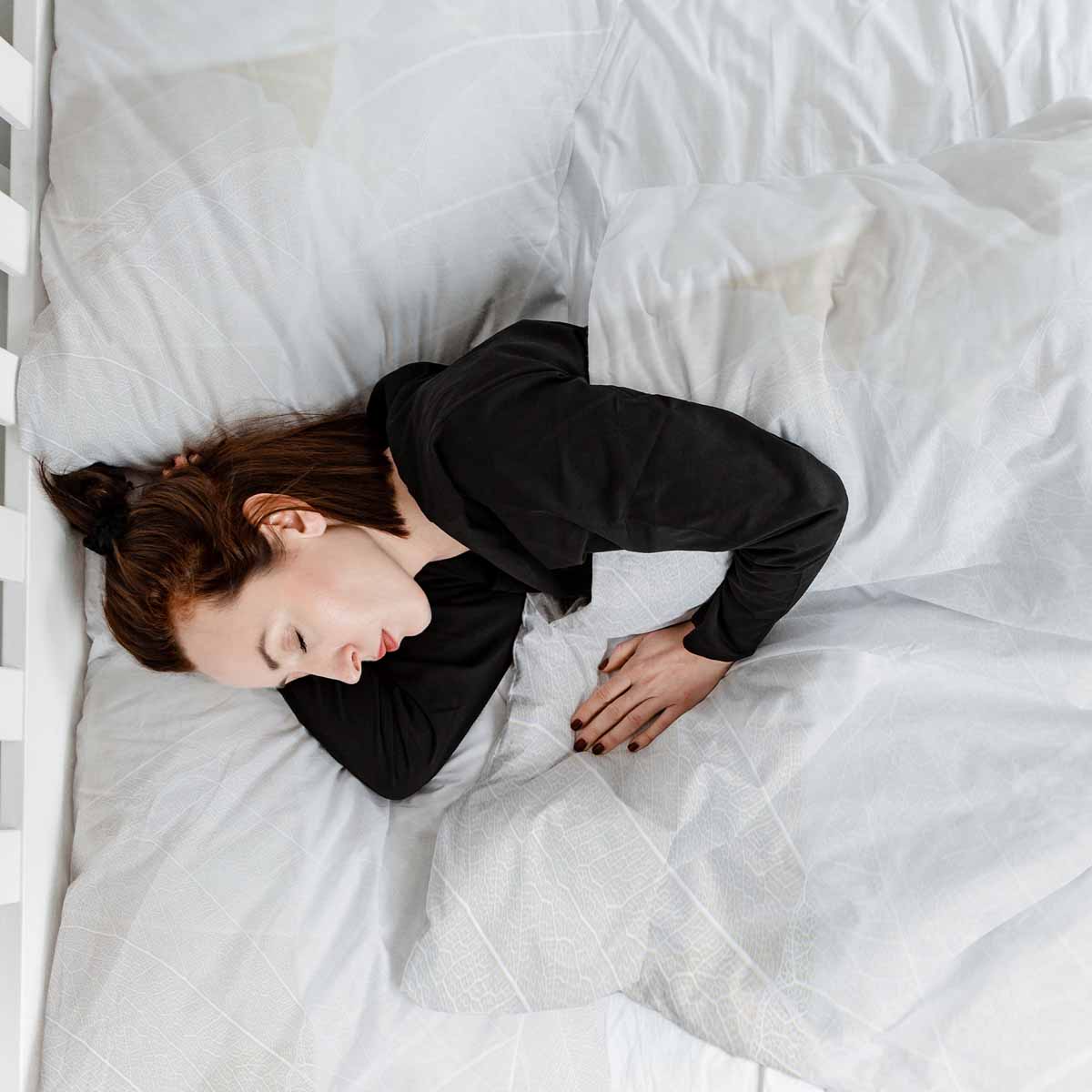 Set de ropa de cama con manta terapéutica gris con patrón blanco