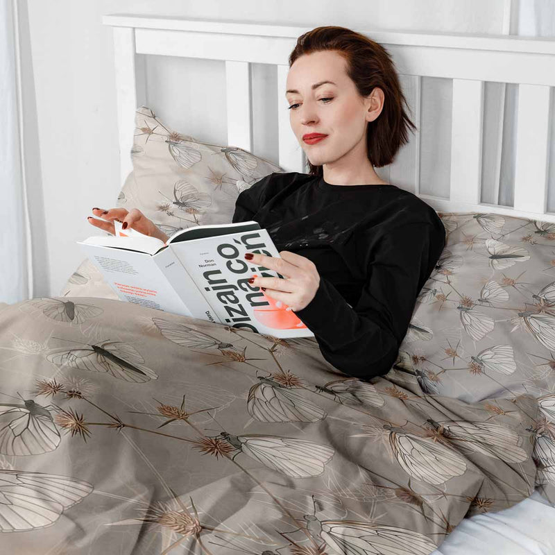 Juego de ropa de cama beige con mantas terapéuticas y polillas