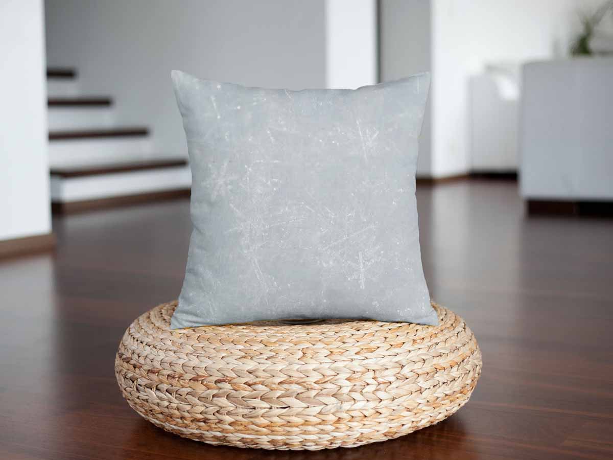 Almohada de salud gris con copos de nieve