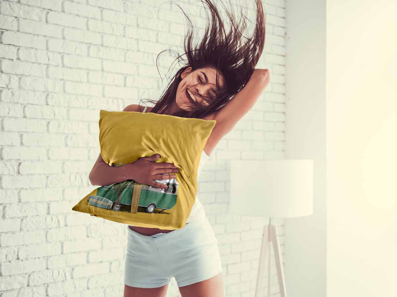 Almohada de salud amarilla con autobús