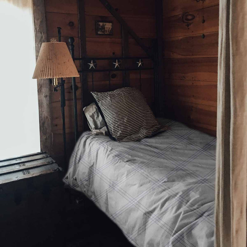 Set de ropa de cama con mantas terapéuticas blanco con rayas moradas