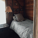 Juego de ropa de cama con manta terapéutica blanca con formas azules