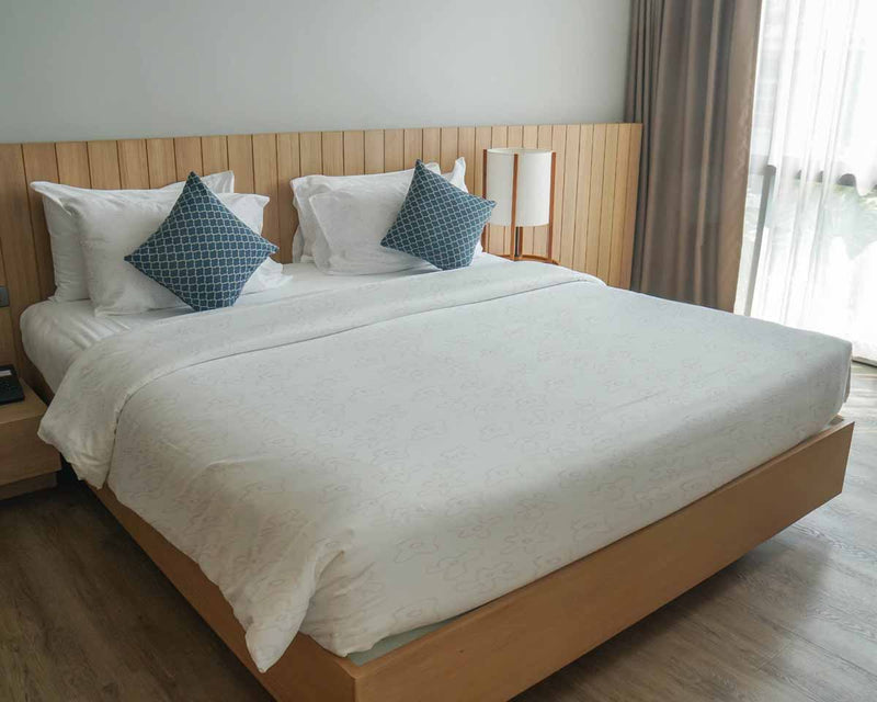 Juego de ropa de cama con mantas terapéuticas blancas con delicadas flores