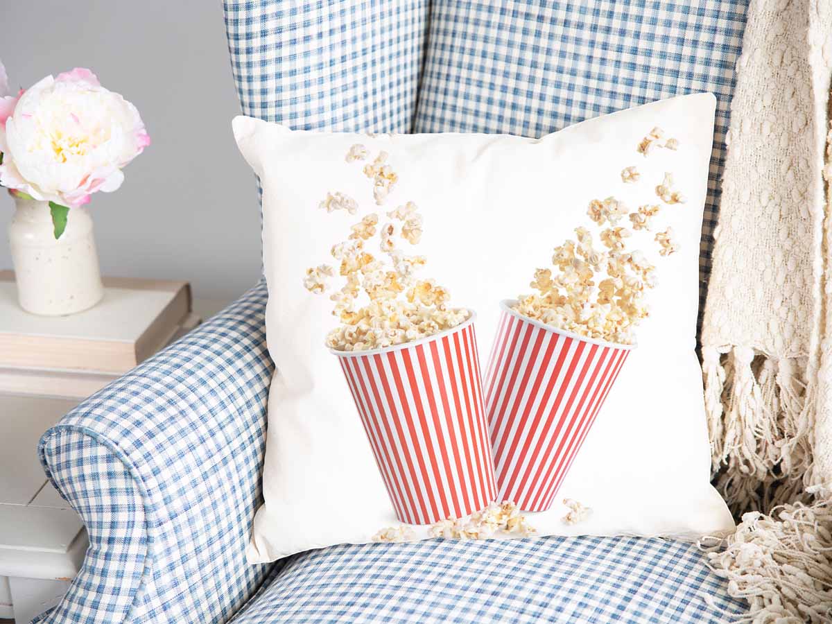 Almohada de salud blanca con palomitas de maíz