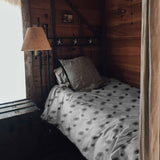 Juego de ropa de cama con mantas terapéuticas blanco con borlas grises