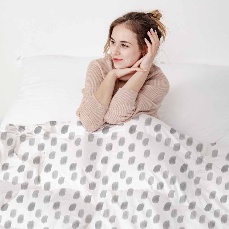 Set de ropa de cama con manta terapéutica blanca con motas grises