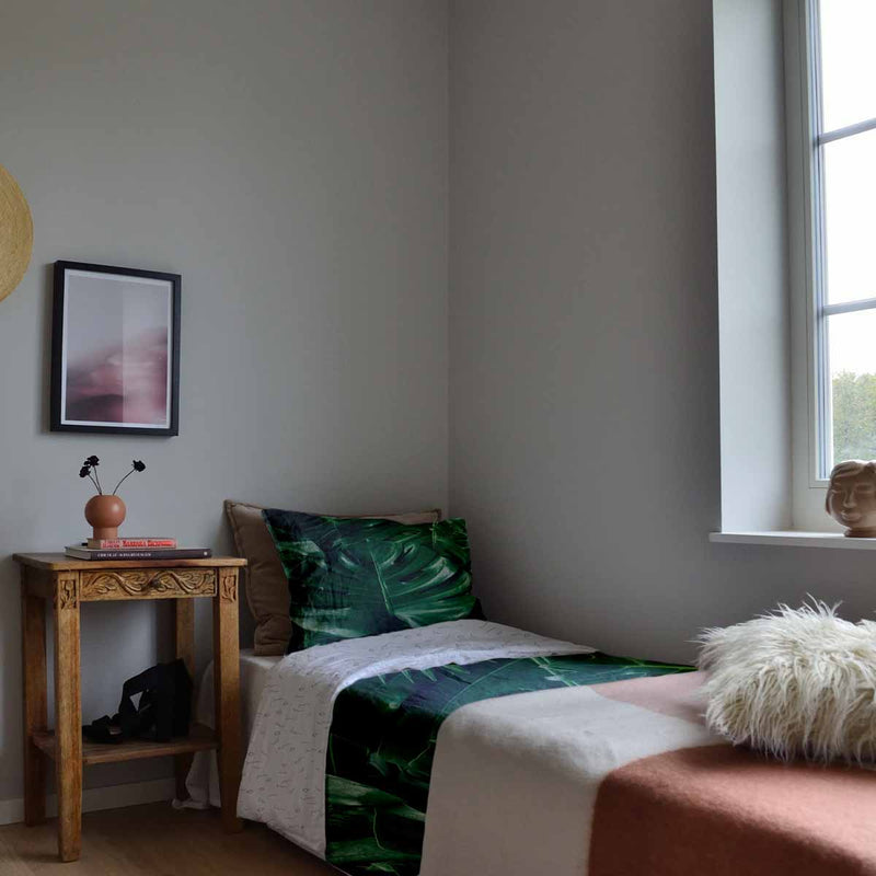 Set de ropa de cama con manta terapéutica y planta Monstera