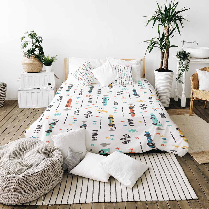 Juego de ropa de cama con manta terapéutica blanca con coches de carreras