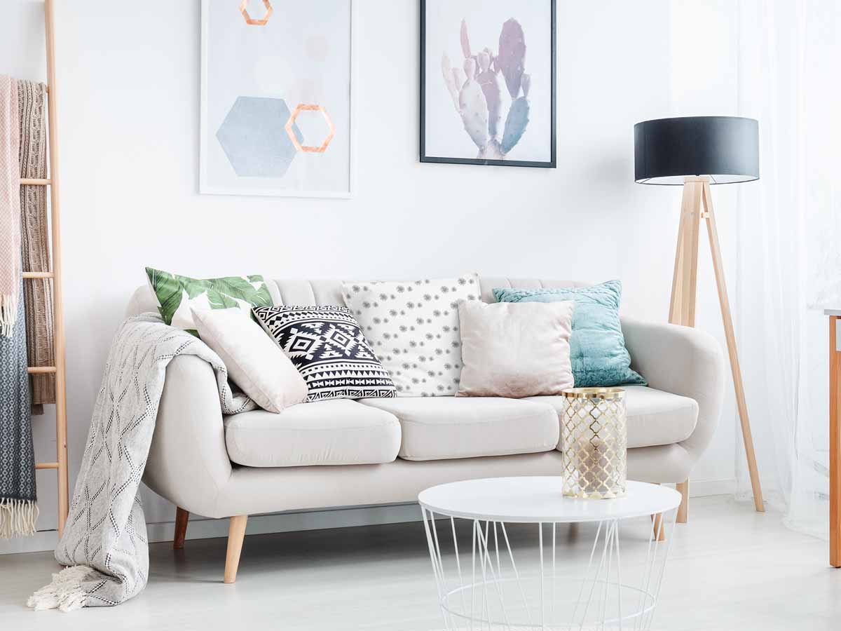 Almohada de salud blanca con borlas grises