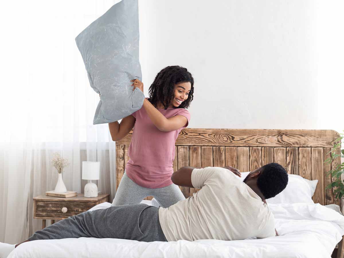 Almohada de salud gris con copos de nieve