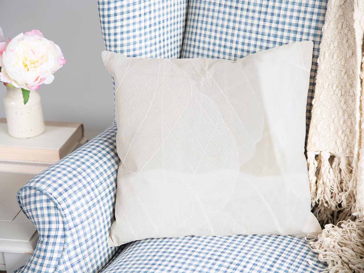 Almohada de salud gris con patrón blanco