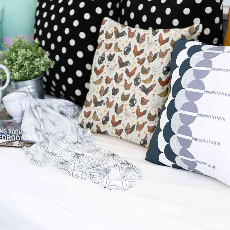 Almohada de salud blanca con muchas gallinas