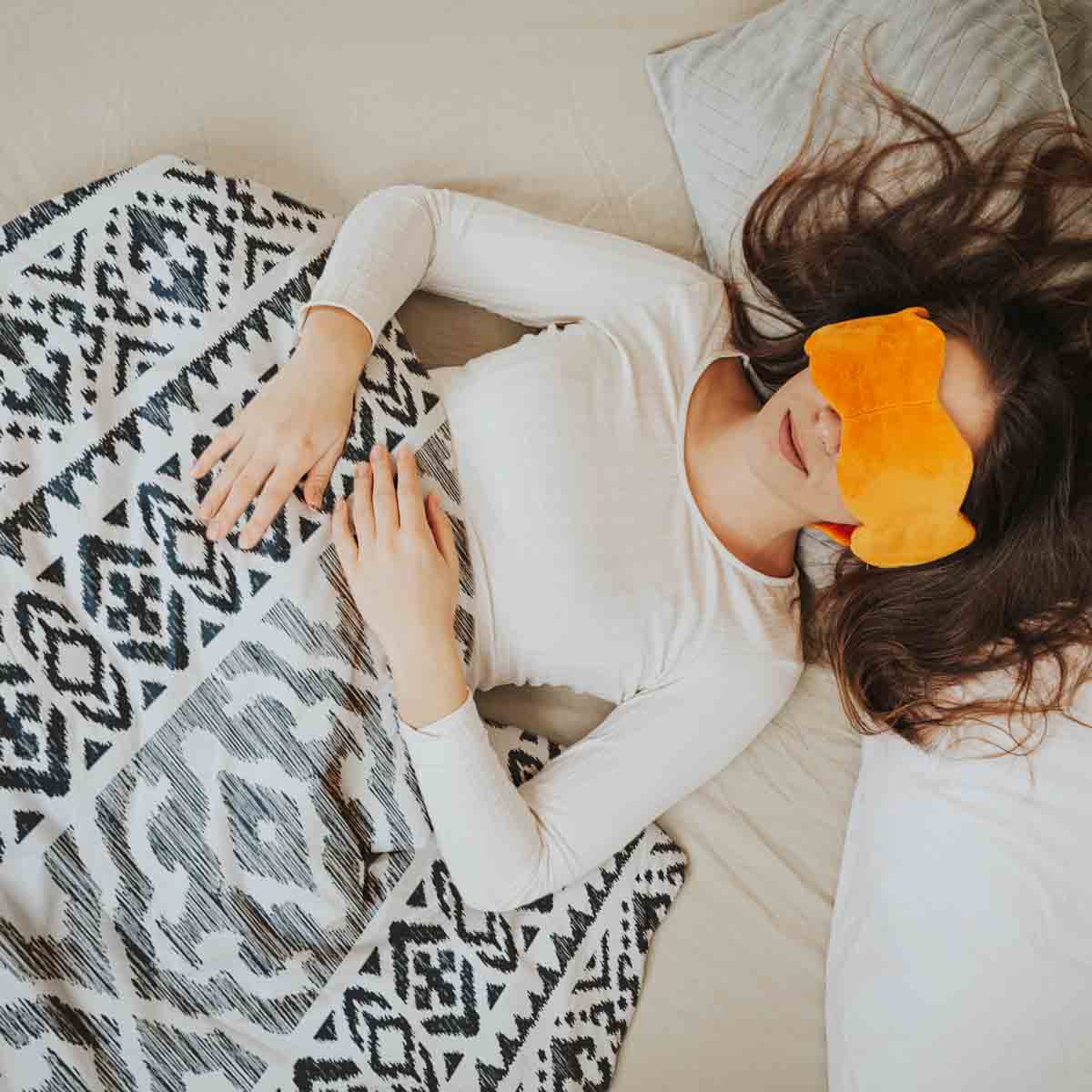 Juego de ropa de cama con mantas terapéuticas y formas negras